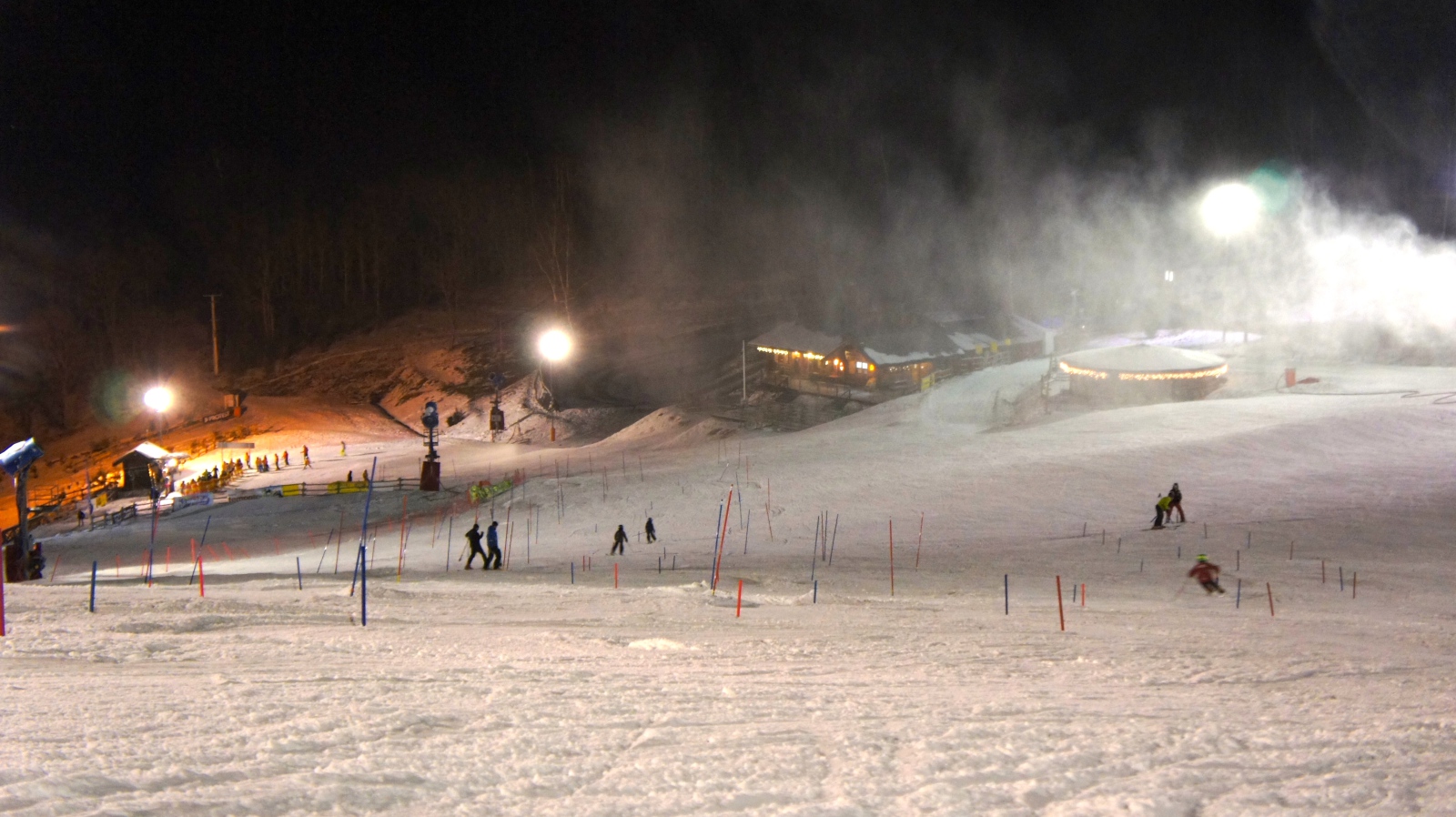  Az idő a hógyártásnak is kedvez: jelenleg -4.4 fok és teljes kapacitással mennek hóágyúink.