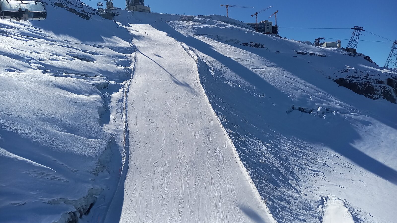 Síelő nem volt sok, turista az rengeteg volt, épp itt jöttek lifttel lefele