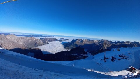 A völgyben 1700 méterig rétegfelhő