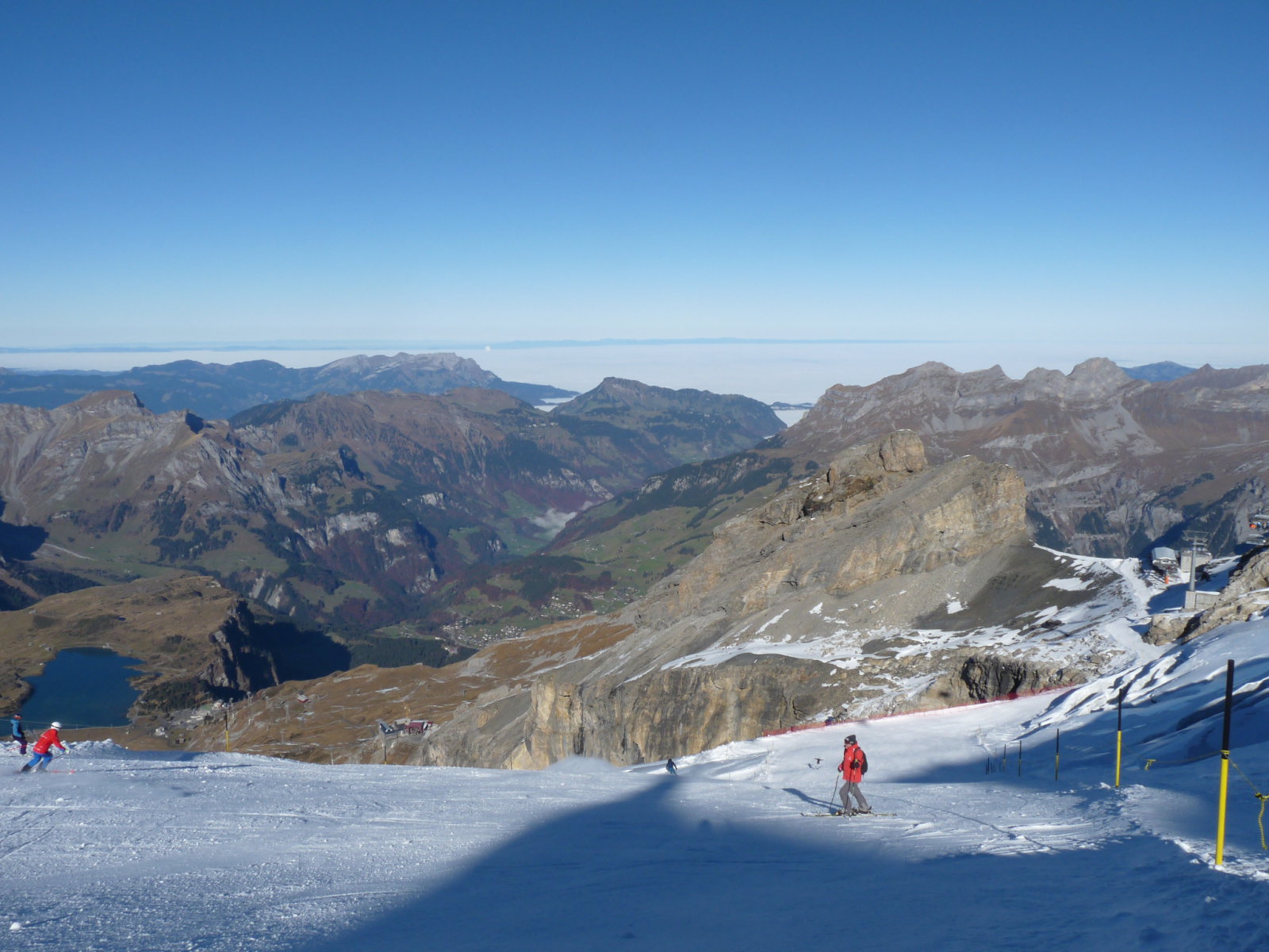 balra a Trübsee(1800m) hátul a fehérség a völgyben a felhő