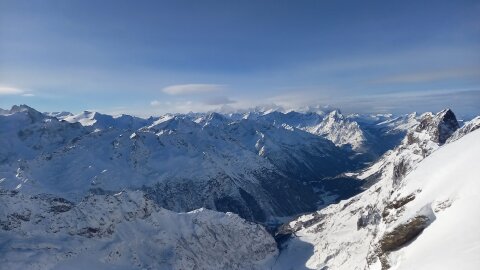 Erős szél volt a gleccseren, távoltban a berni és wallisi Alpok látszanak