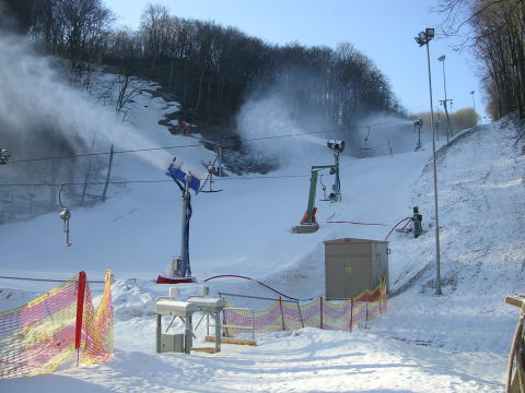 Hóágyúzás Eplényben - a fotó 2010 márciusában készült.