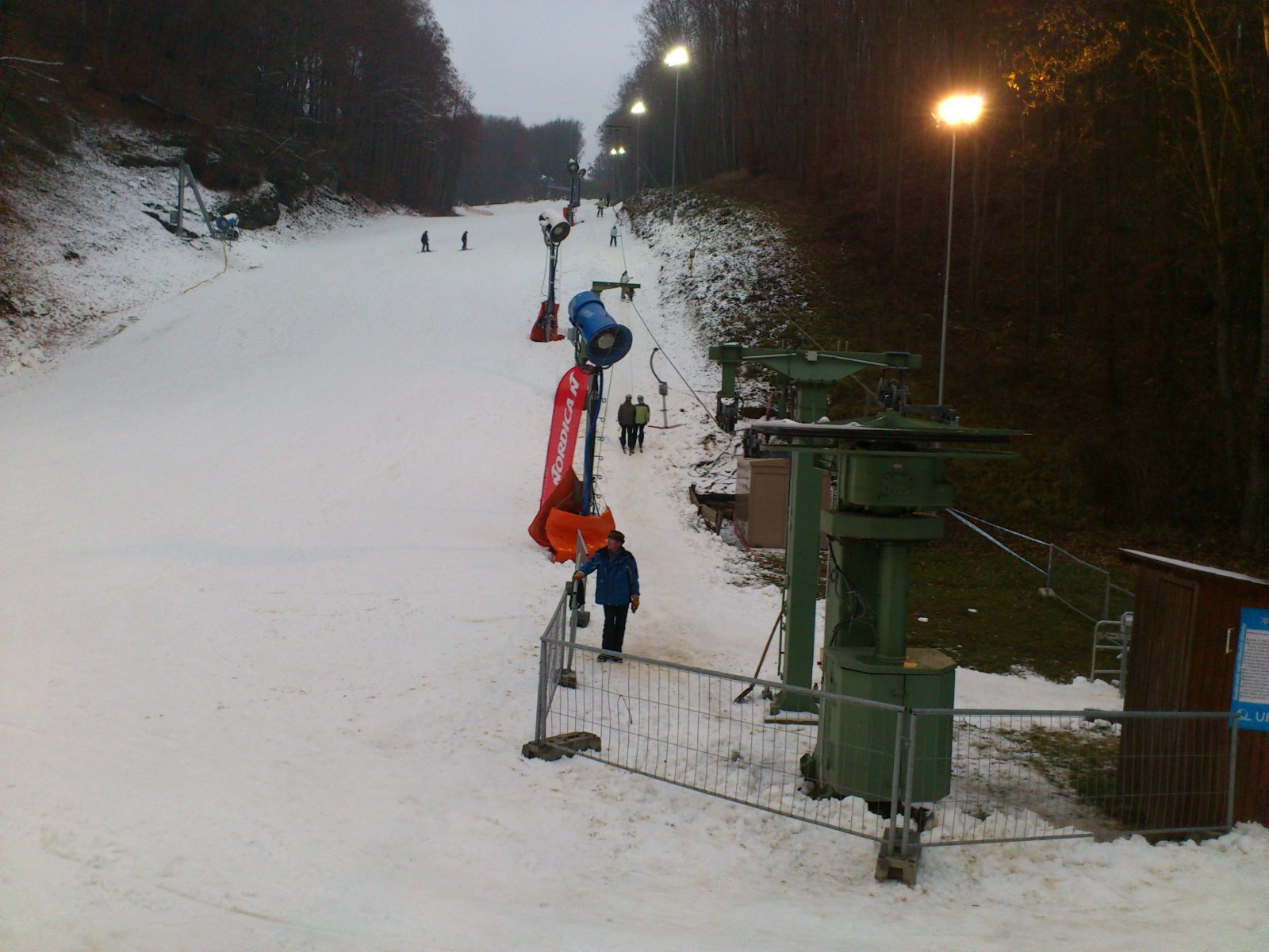 Ilyen pálya várta az esti síelőket Eplényben 2011. november 19-én.