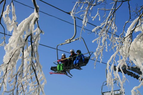 Napközben ragyogó napsütéses idő van, az éjszakai fagyokban pedig hóágyúkkal gyarapítják a pályák hórétegét.