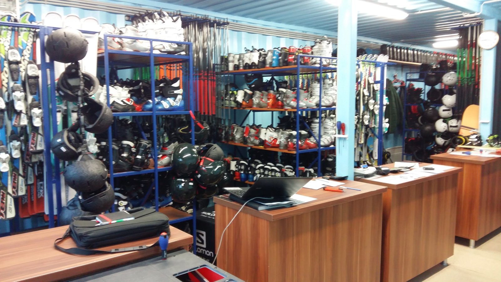 Megnyitott az új síkölcsönző.