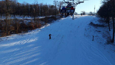 Vállalkozó kedvű csúszások a tetejéről.