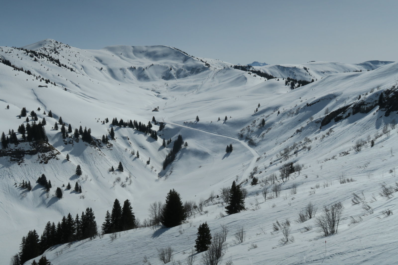 Kilátás a Ban Rouge felvonóból, fent középen a 3 Coins tányéros,