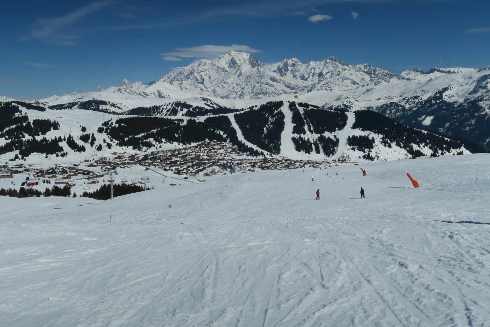 Lefelé a Mont Bisanne-ról Les Saisies felé. Szemben a La Légette, háttérben  a Mont Blanc
