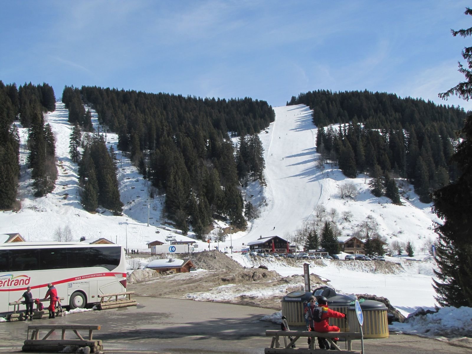 A Carrets felvonó aljánál, szemben a Perdrix nevű fekete pálya