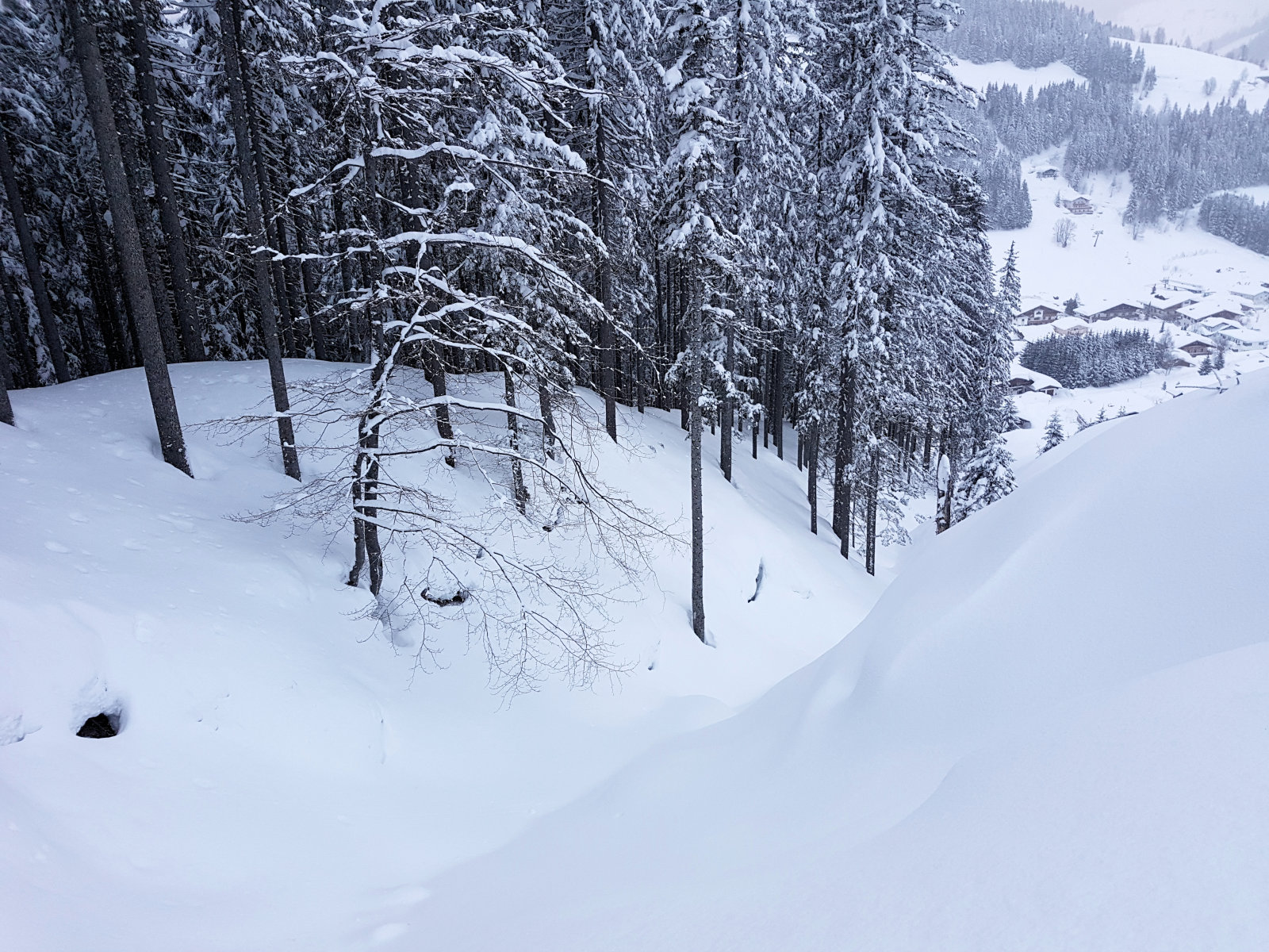 Filzmoos, a hídon: Lecsatoljak vagy inkább bele a patakba?