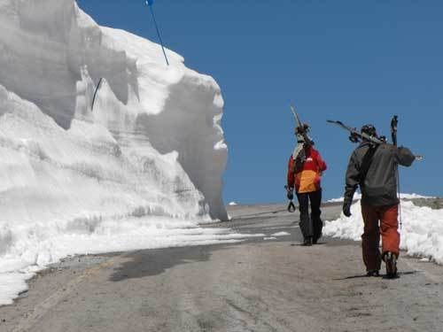 Síelők búcsúztatják a 2009-es szezon utolsó napját Sierra Nevadán - Kattints a képre a nagyításhoz