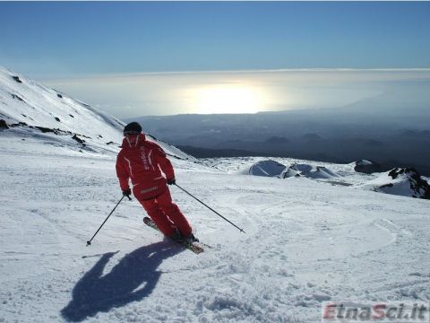 Kilátás a Földközi-tengerre - síelés az Etnán (Fotó: Etnasci)