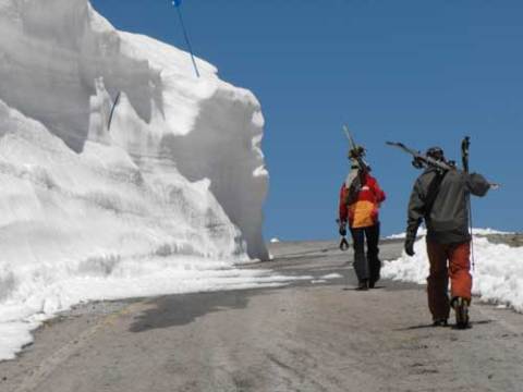 Síelők búcsúztatják a 2009-es szezon utolsó napját Sierra Nevadán