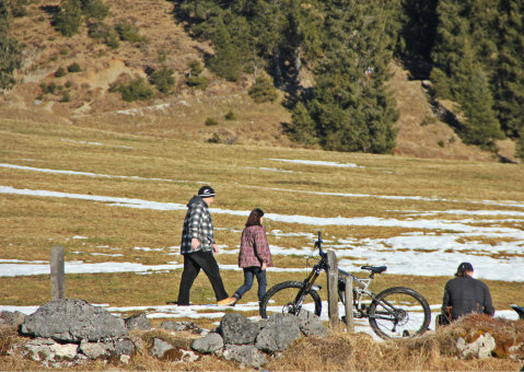 Biciklisek és túrázok az Alpokban - fotó: Stánicz Balázs