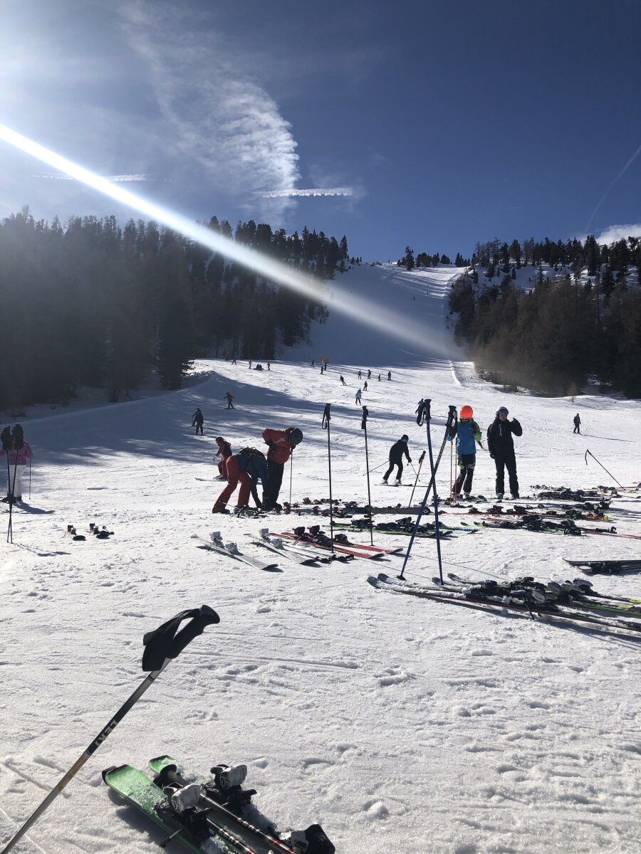 8-12 a Zirmbar hütte előtt 