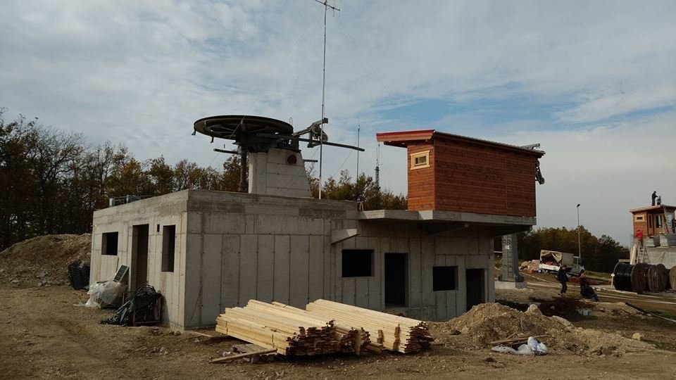 Épül az új lift hegyállomása a Síarénában