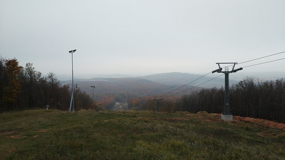 Az A7-es pályából épült új, széles kezdőpálya mellett épül az új kétszemélyes ülőlift