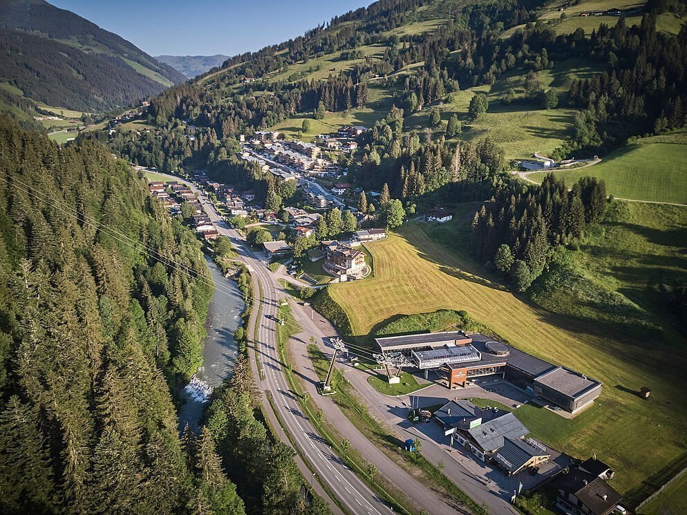 Zell am See felvonója , háttérben a Ferienresort