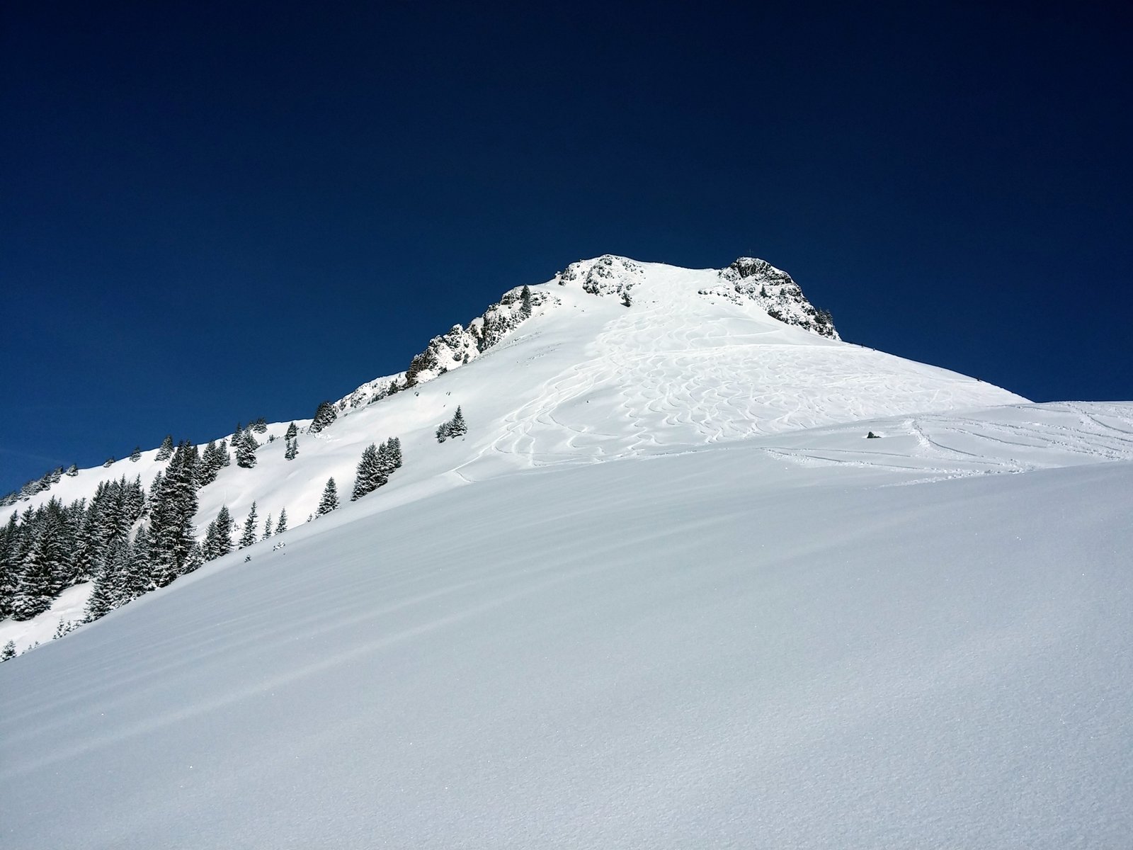 A Hornhörndlerspitze (1981m) déli oldala