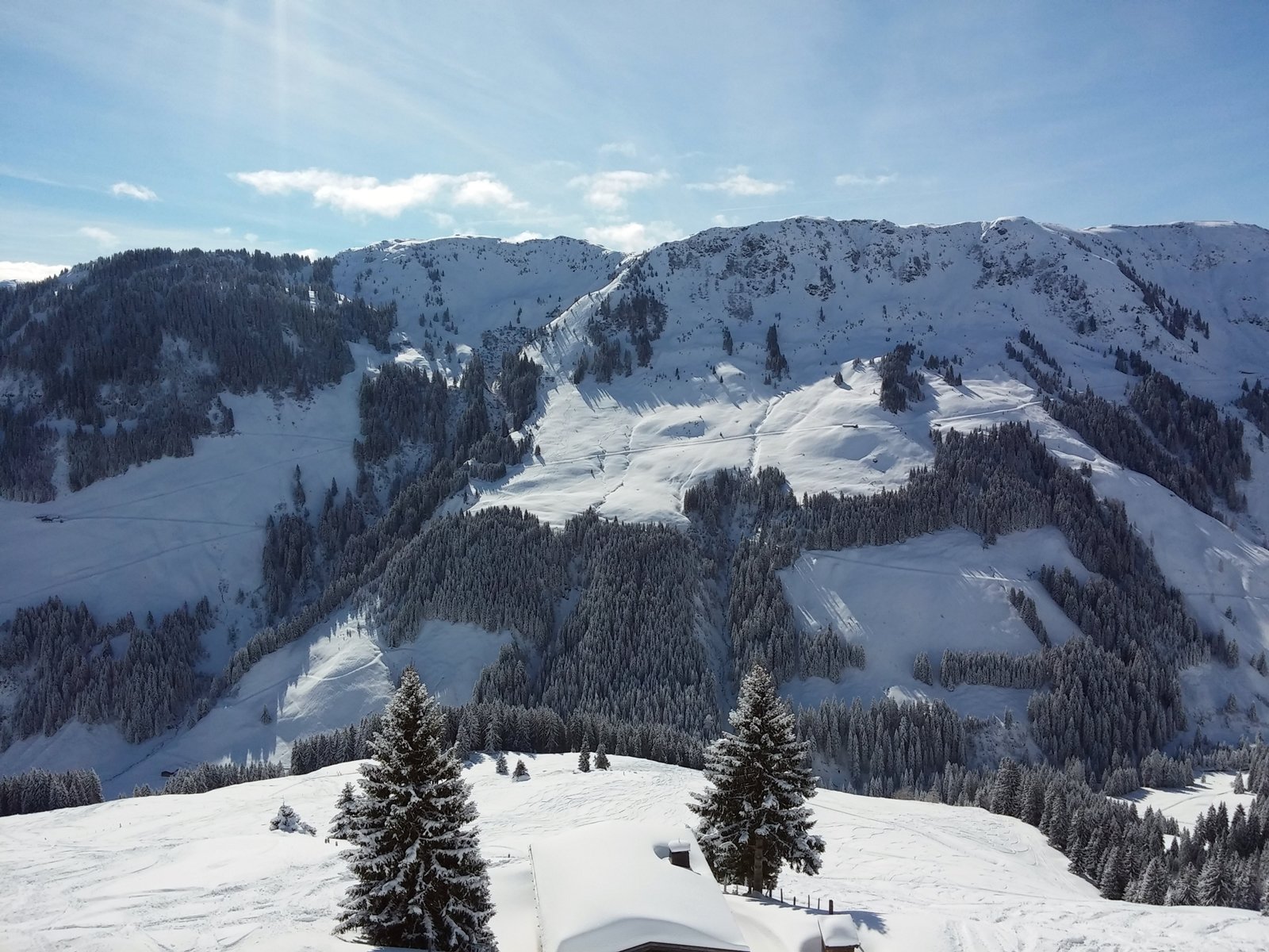 A völgy túloldalán Saalbach-Hinterglemm hegyei