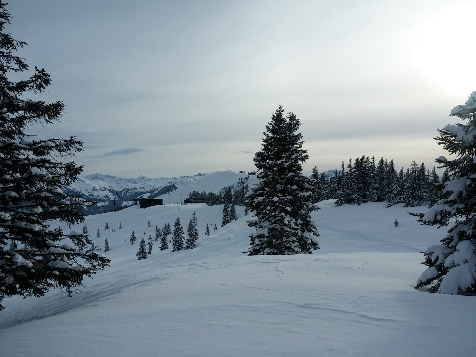 Az utolsó csúszás előtt a Bernkogel felvonótól sétáltunk fel a gerincen