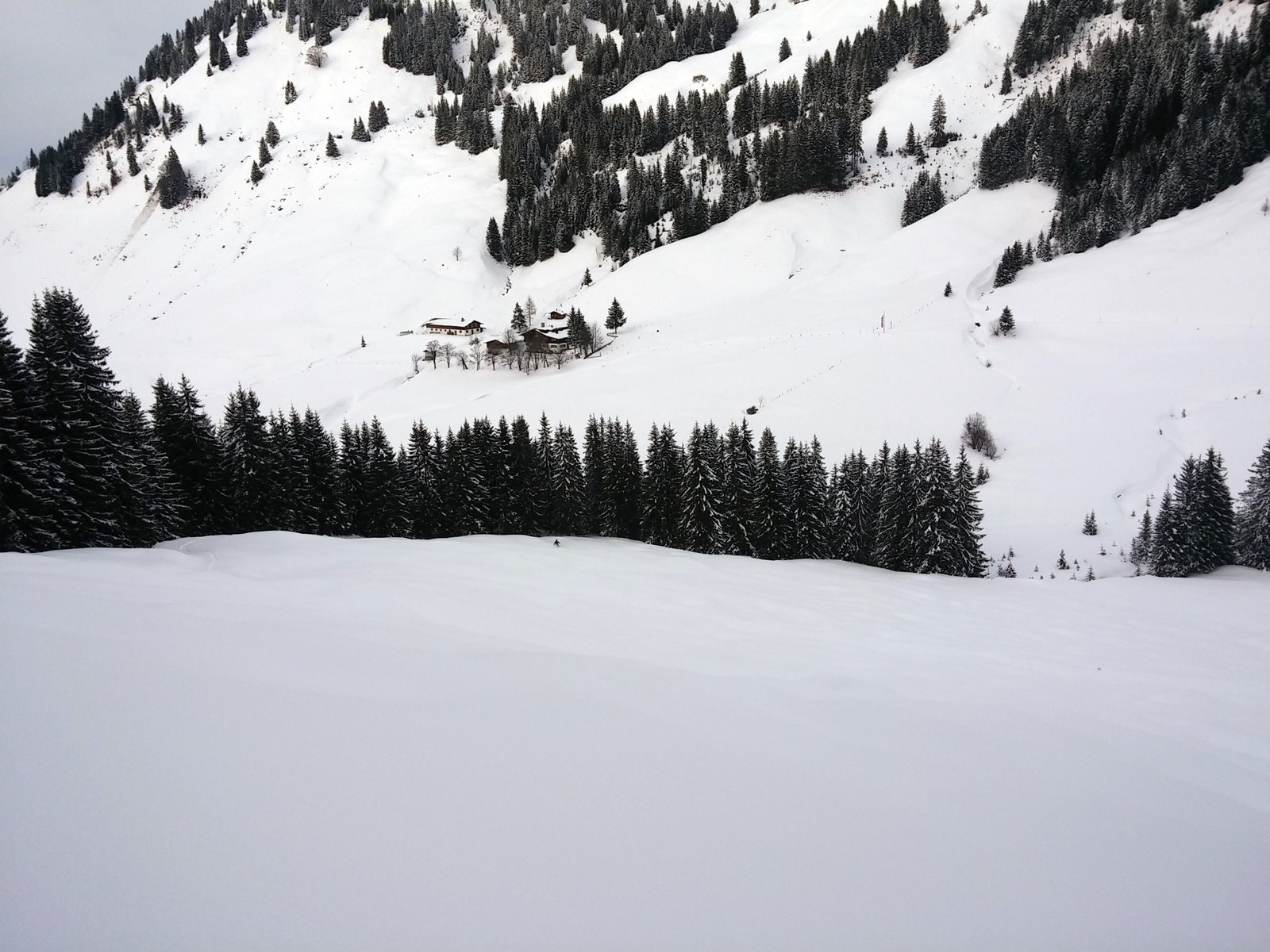 Szemben a Burgeralm fogadó, ahonnan még több kilométer séta várt ránk Fieberbrunnig