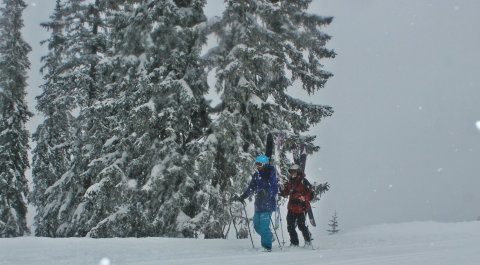 Léccel a hátunkon haladunk a hóesésben