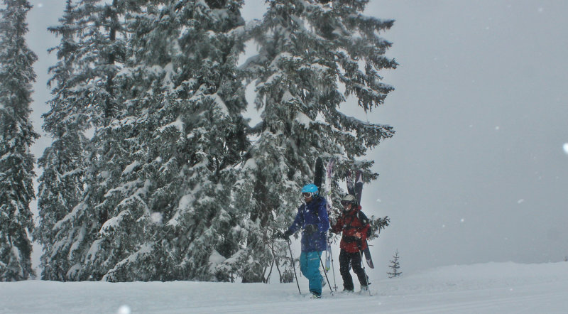 Léccel a hátunkon haladunk a hóesésben - Kattints a képre a nagyításhoz