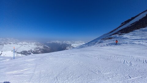 A hegygerincen vagyunk, jobbra a kanton határ (Glarus) a völgyben egy másik síterep Elm fekszik