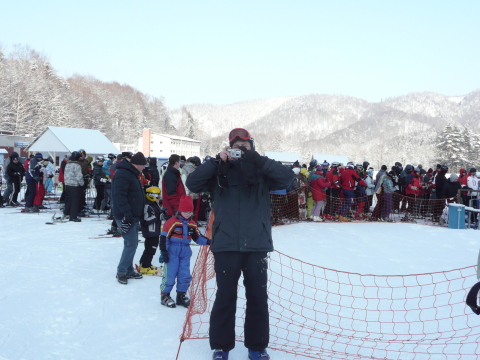 Nem lesi, hanem maci fotós