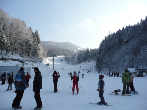 A pálya alsó része, egy kevés emberrel