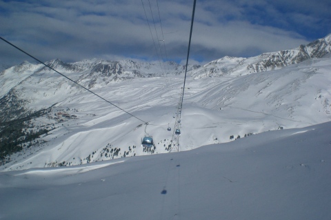 Két pályarendszert vízszintesen összekötő lift