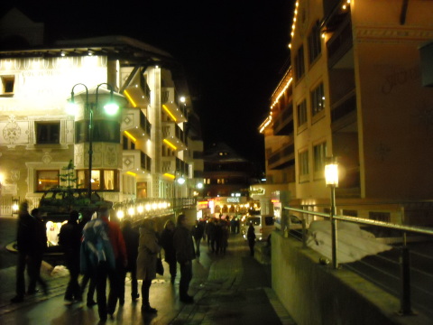 Éjfélkor hömpölyög a részeg tömeg az utcákon 