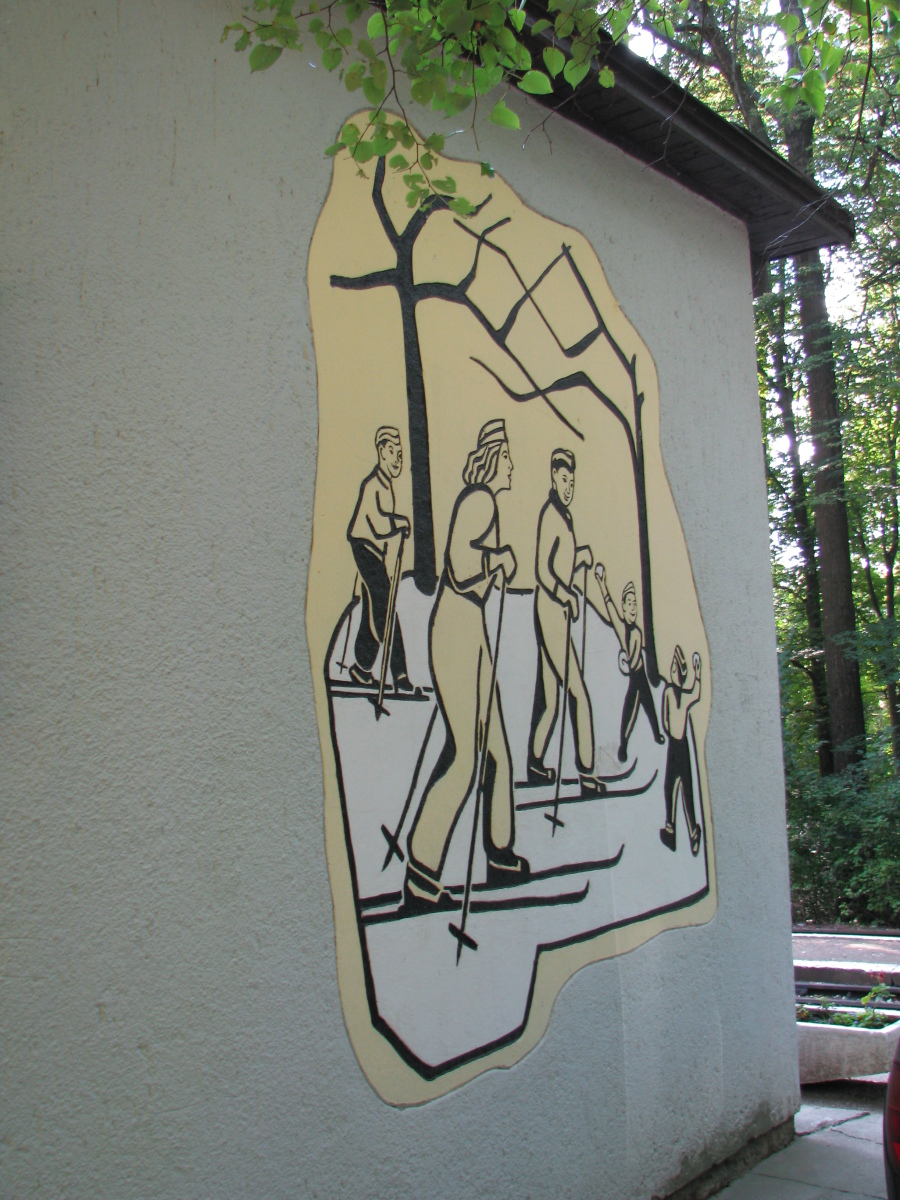 Virágvölgy állomás falán sízők csúszkálnak.