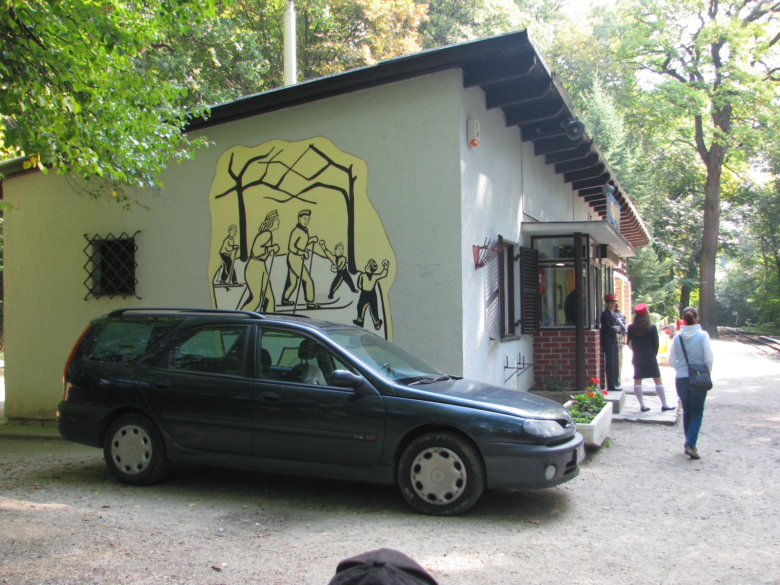 Ja, igen! Ma már itt is autó áll. Normafa - Természetesen!