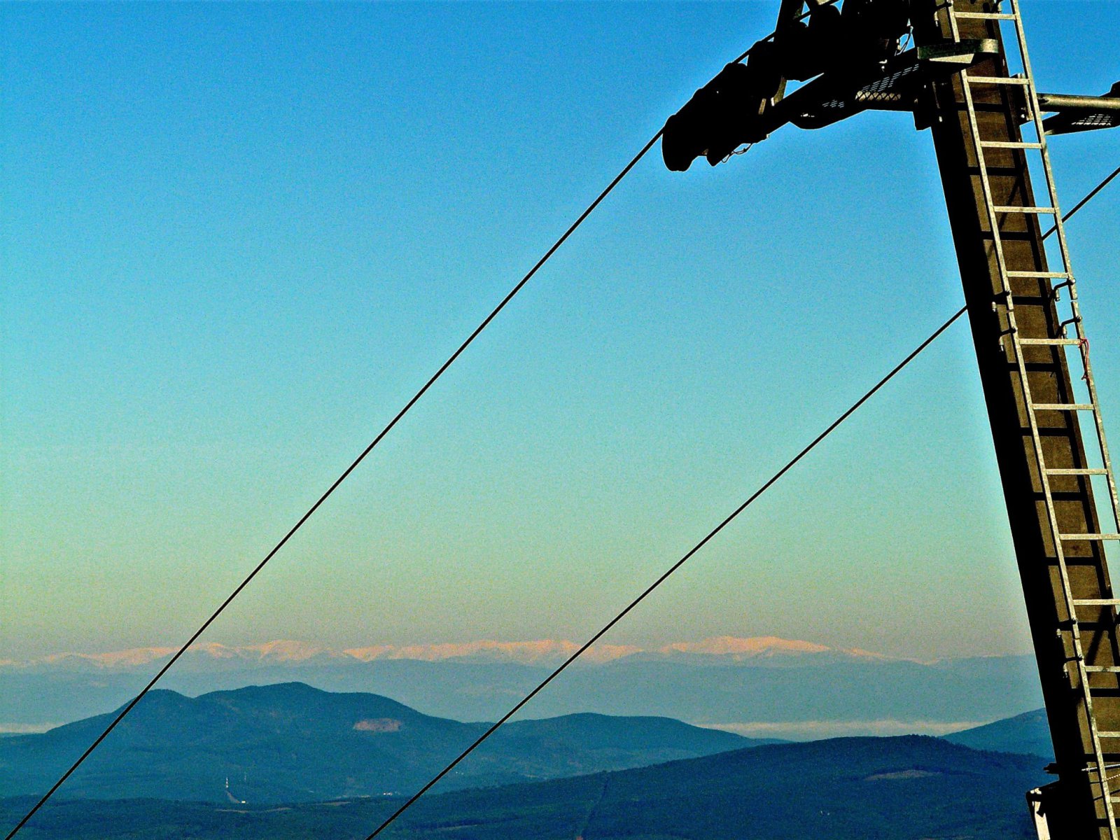 Előtérben a Doppelmayr csákányos felvonó.
