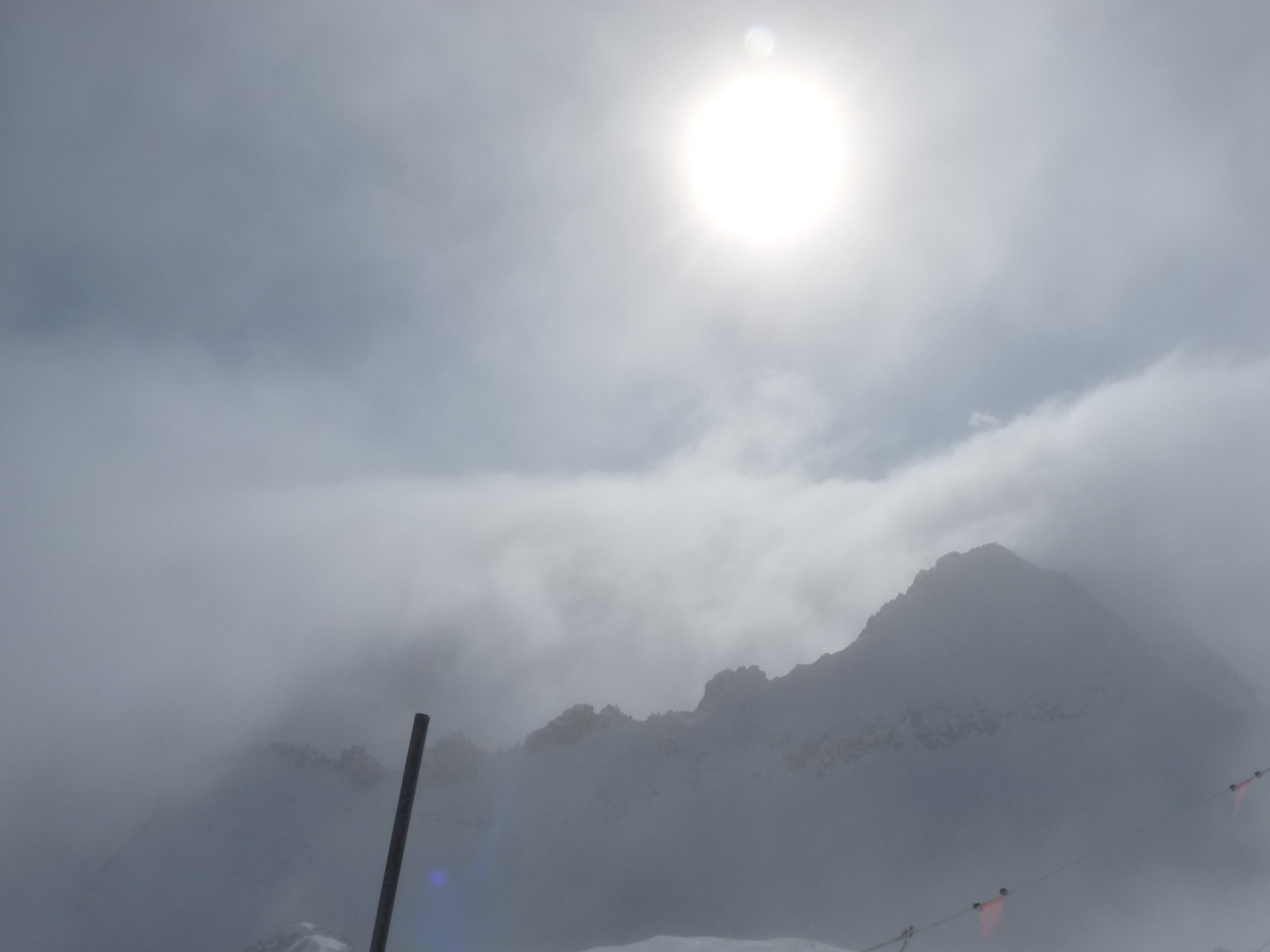 Délben is próbálkozik a nap a ködből kitörni de sikertelenül