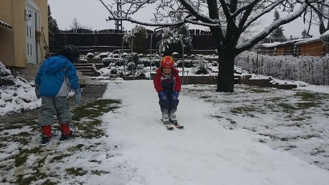 3 évesen párhuzamos lécekkel a zöld pályán