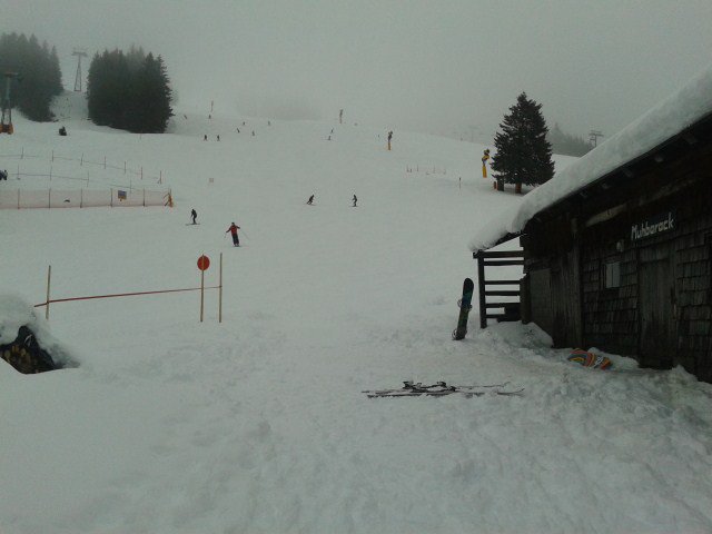 A pálya (55-ös piros) azért kanyarodik, mert útban van a Muhbarack...