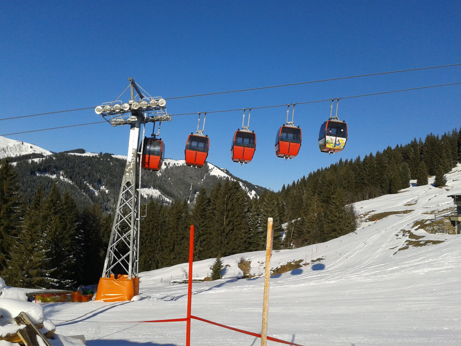 A Kohlmaiskopf felvonó megérkezik a középállomásra (küszöbről fényképezve)