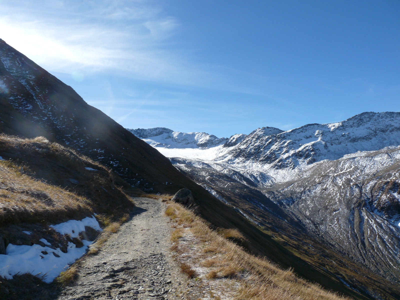 az első hófolt az árnyékban