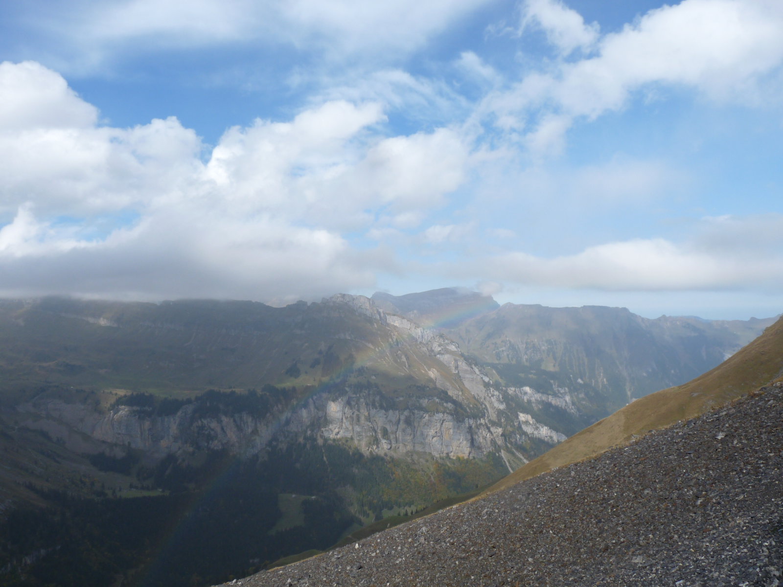 középen szivárvány látható