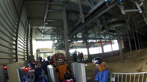 Az új bejáraton keresztül.