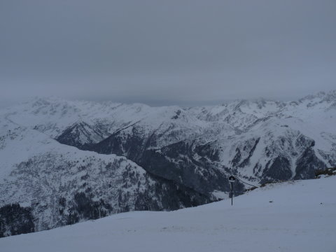 a völgyben Sankt Anton, szemben pedig a Voralbegpass helyezkedik el