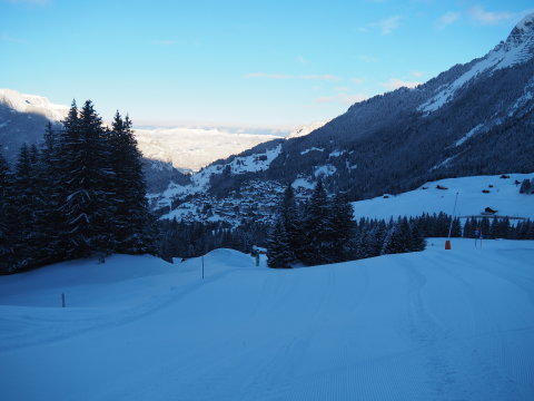 a háttérben Wengen