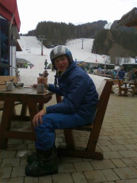 Forró csoki a GrizzlyBar előtt.