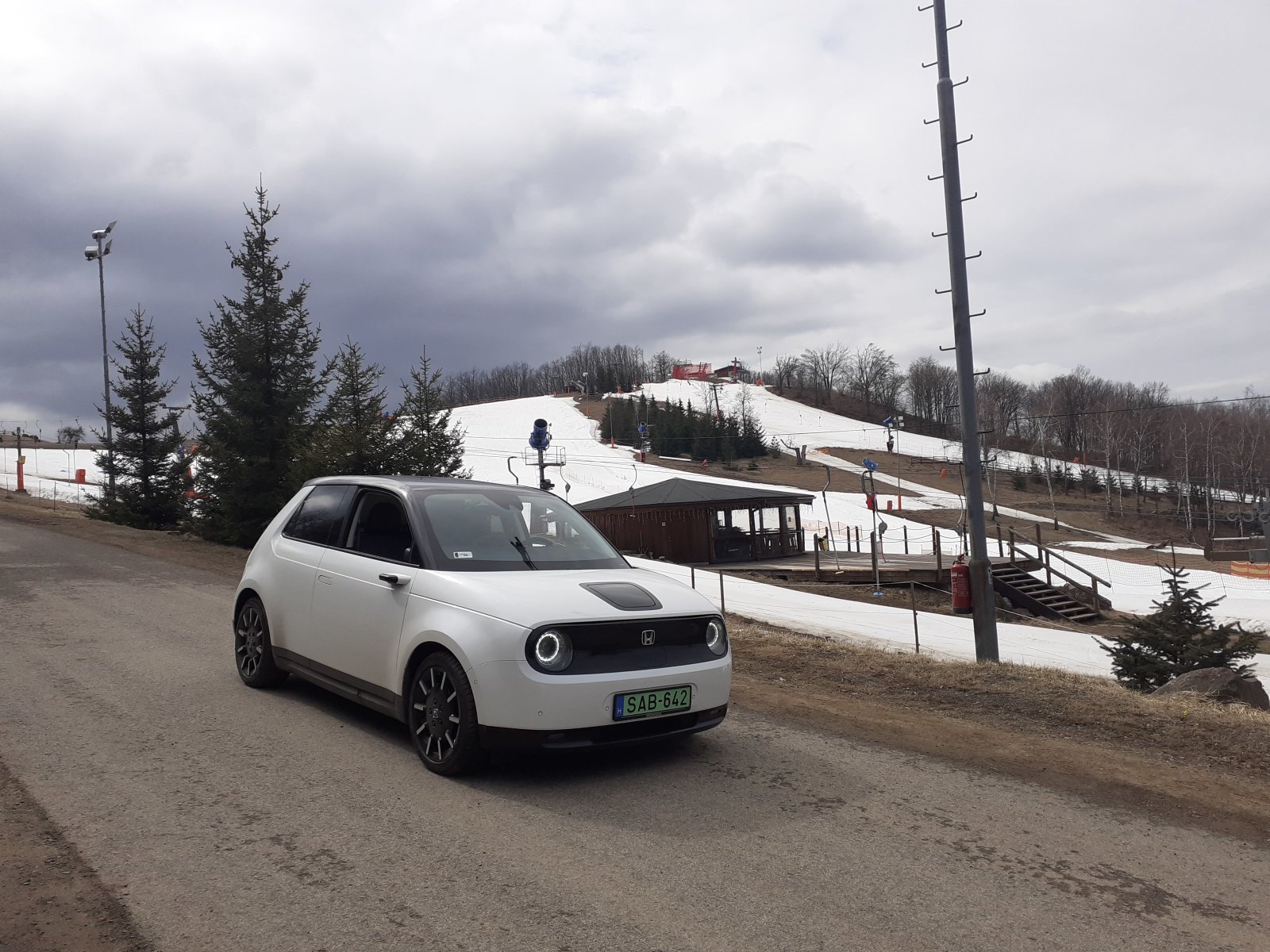 Honda e - fehér színben jól mutat a fehér, havas  háttérrel:)