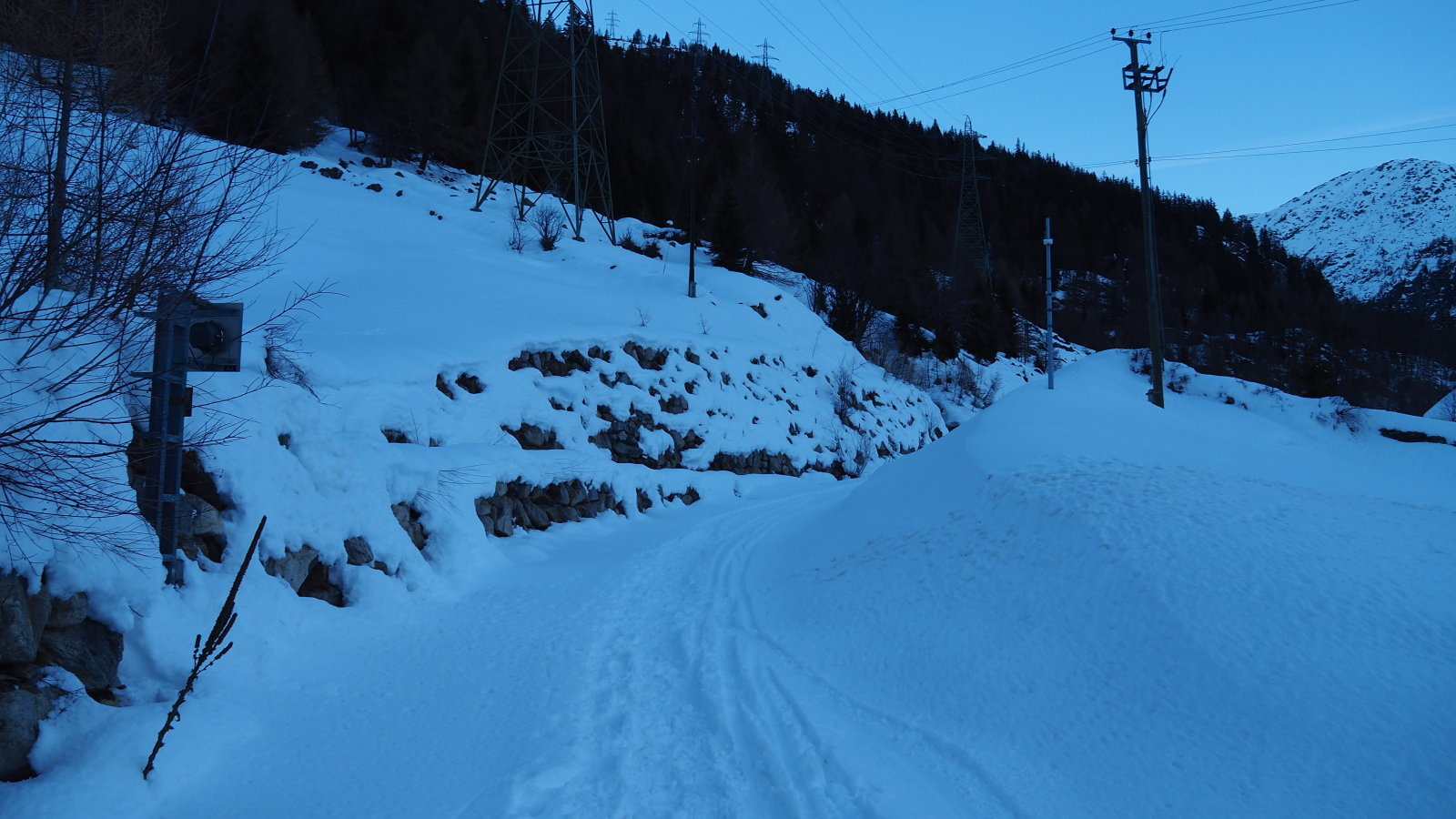 Az út eleje a régi gőzmozdonyos vasút vonalán vezetett, nem kellett félnem június közepéig itt nem jöhet vonat