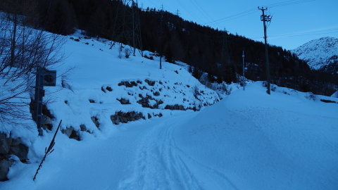 Az út eleje a régi gőzmozdonyos vasút vonalán vezetett, nem kellett félnem június közepéig itt nem jöhet vonat