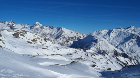 középen a Furka hágóút wallisi része jól látszik